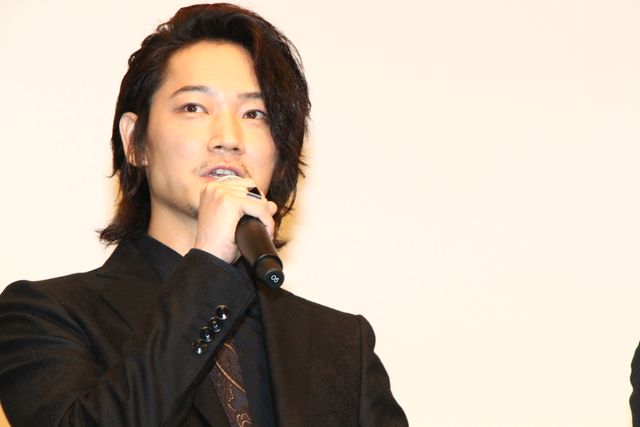 綾野剛が狙い撃ち！『日本で一番悪い奴ら』初日フォトギャラリー（4枚目）