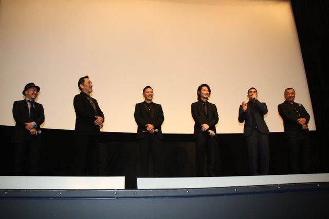 綾野剛が狙い撃ち！『日本で一番悪い奴ら』初日フォトギャラリー（18枚目）