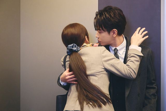 地獄の同窓会…小芝風花＆佐藤健「私の夫と結婚して」第1話＆2話場面写真（2枚目）