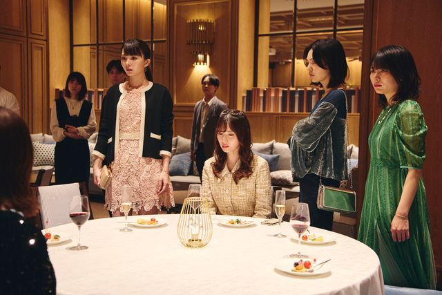 地獄の同窓会…小芝風花＆佐藤健「私の夫と結婚して」第1話＆2話場面写真（10枚目）
