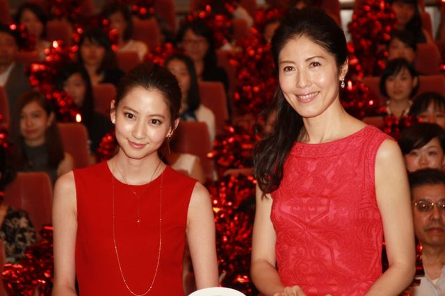 河北麻友子＆小島慶子、真っ赤なドレスで登場！フォトギャラリー：フォトギャラリー