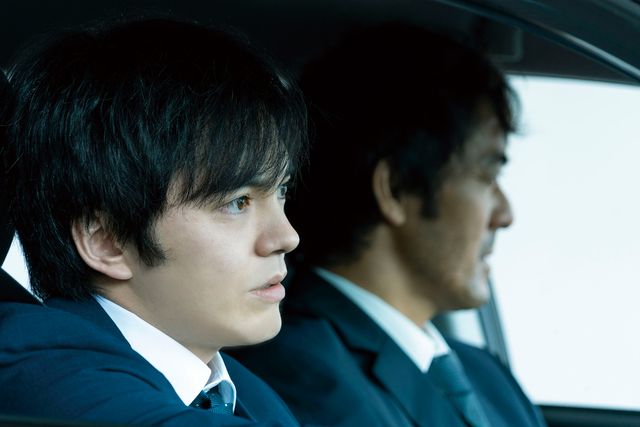 林遣都の凛々しい横顔…映画『護られなかった者たちへ』場面カット：フォトギャラリー