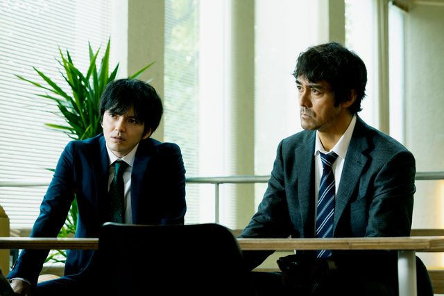 林遣都の凛々しい横顔…映画『護られなかった者たちへ』場面カット（2枚目）