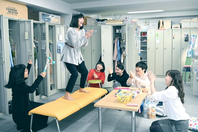 『架空OL日記』未公開写真　バカリズム×夏帆×臼田あさ美×佐藤玲×山田真歩が更衣室でOLトーク！：フォトギャラリー