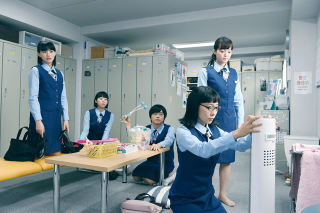 『架空OL日記』未公開写真　バカリズム×夏帆×臼田あさ美×佐藤玲×山田真歩が更衣室でOLトーク！（2枚目）