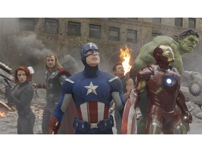 このビジュアルを見るだけでも街が徹底的に破壊されているのがわかります…… - 映画『アベンジャーズ』より