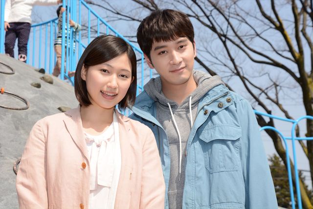 野獣アイドル2PM・チャンソン、子供でにぎわう日曜の公園での囲み取材に戸惑い…　画像ギャラリー：フォトギャラリー