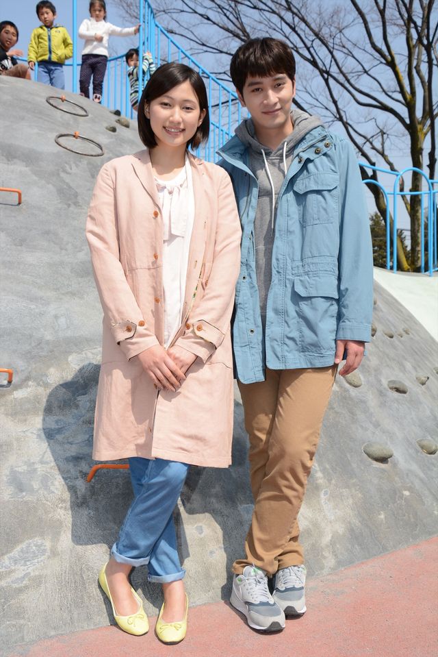 野獣アイドル2PM・チャンソン、子供でにぎわう日曜の公園での囲み取材に戸惑い…　画像ギャラリー（2枚目）