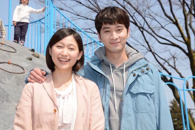 野獣アイドル2PM・チャンソン、子供でにぎわう日曜の公園での囲み取材に戸惑い…　画像ギャラリー（3枚目）