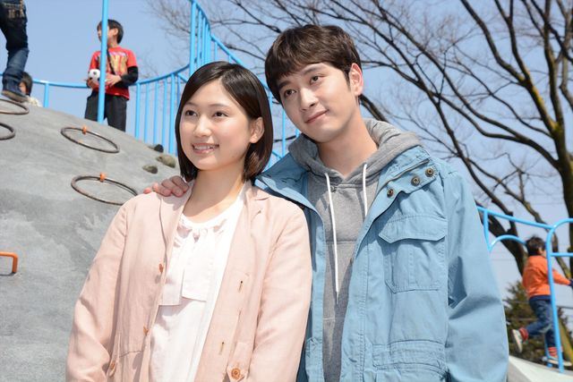 野獣アイドル2PM・チャンソン、子供でにぎわう日曜の公園での囲み取材に戸惑い…　画像ギャラリー（6枚目）