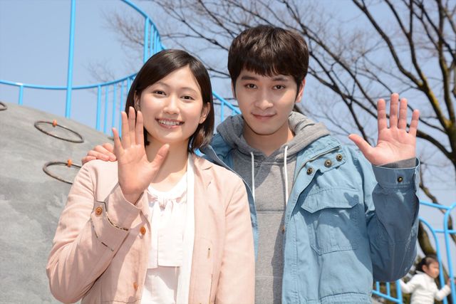 野獣アイドル2PM・チャンソン、子供でにぎわう日曜の公園での囲み取材に戸惑い…　画像ギャラリー（7枚目）