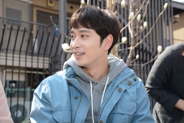 野獣アイドル2PM・チャンソン、子供でにぎわう日曜の公園での囲み取材に戸惑い…　画像ギャラリー（8枚目）