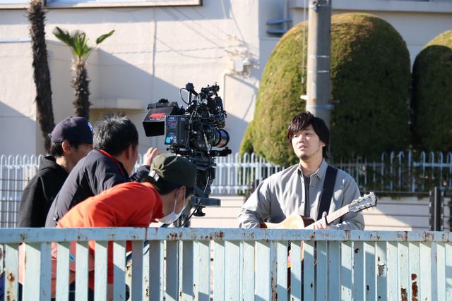 秦基博『ステップ』主題歌MV撮影現場を公開（5枚目）