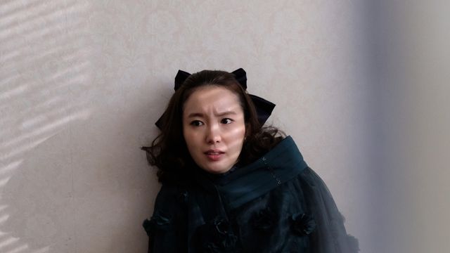 「泉京香は黙らない」より、想定外の事態に陥る泉（飯豊まりえ）