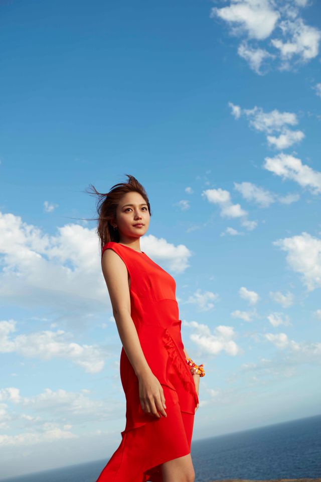 大胆な水着ショットも！【全5枚】川口春奈10thアニバーサリーイヤー企画フォトギャラリー（3枚目）