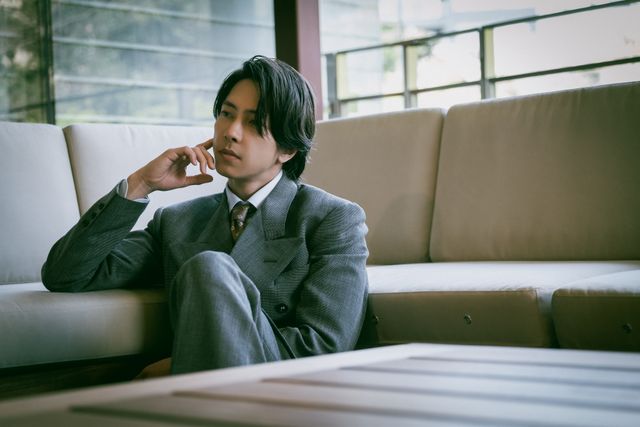 横顔も美しい…山下智久、撮りおろしカット（2枚目）