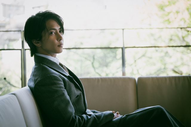 横顔も美しい…山下智久、撮りおろしカット（3枚目）