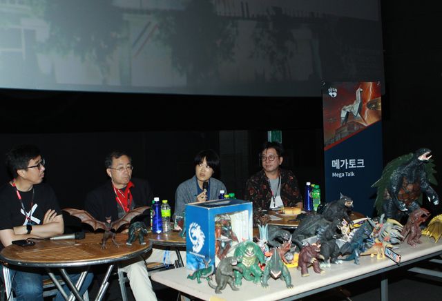 左から映画祭プログラマーのキム・ボンソク、金子修介監督、通訳、怪獣映画同好会「ビッグモンスター」運営者のホン・ギフン