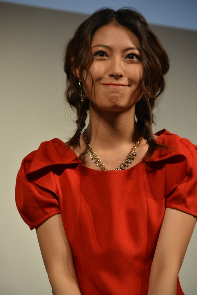 瀧本美織、告白はメール派!?　真っ赤な衣装で妄想クリスマスを語る！　画像ギャラリー（6枚目）