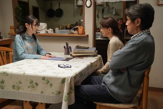 貴司（赤楚衛二）を心配する両親…「舞いあがれ！」第31回の場面写真（2枚目）