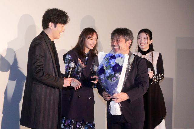稲垣吾郎、新垣結衣ら『正欲』最優秀監督賞受賞の岸監督を祝福！：フォトギャラリー