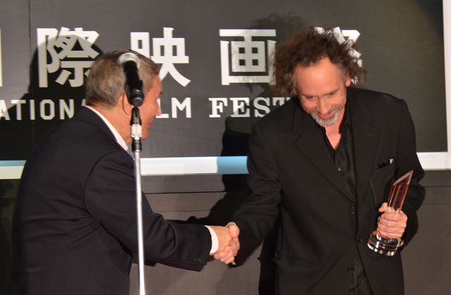 ティム・バートン監督、にっこり！第27回東京国際映画祭のクロージングセレモニー写真ギャラリー（9枚目）