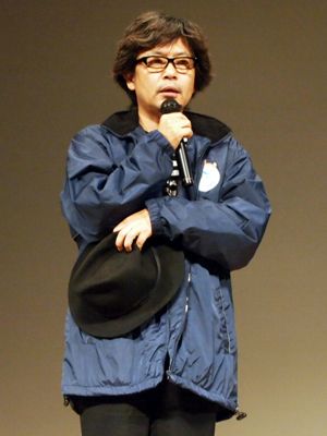 気仙沼市観光キャラクター「ホヤぼーや」のジャンパーを着て登壇した園子温監督