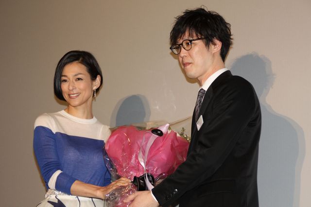 よく歌うのは“嵐”！鈴木保奈美フォトギャラリー（4枚目）