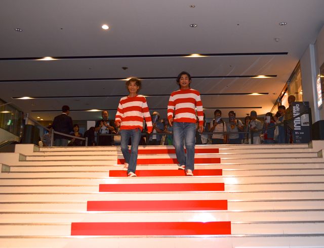 片岡愛之助＆楳図かずお、赤白ボーダーで仲良く登場！フォトギャラリー（2枚目）