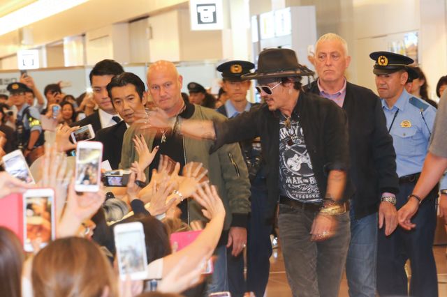 ジョニー・デップを一目見ようと多くのファンが空港に集まった