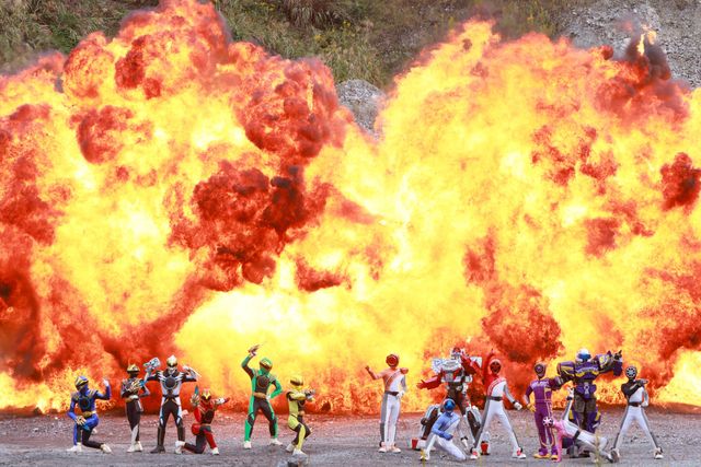 すべての並行宇宙がひとつに！『ナンバーワン戦隊ゴジュウジャーVSブンブンジャー』場面写真（3枚目）