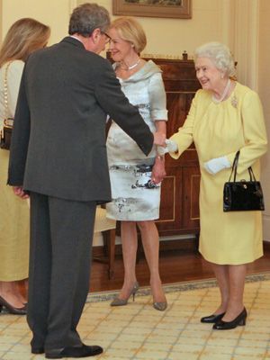 エリザベス女王と握手するジェフリー・ラッシュ