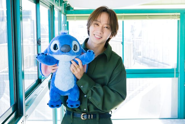Travis Japan中村海人、松田元太に続きディズニー声優に！『リロ＆スティッチ』ぬいぐるみスティッチと2ショット：フォトギャラリー