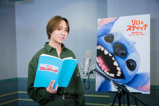 Travis Japan中村海人、松田元太に続きディズニー声優に！『リロ＆スティッチ』ぬいぐるみスティッチと2ショット（2枚目）