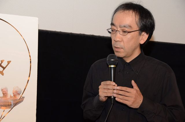 笑顔を見せる新垣隆氏　映画『抱擁』舞台あいさつフォトギャラリー（2枚目）