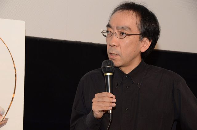 笑顔を見せる新垣隆氏　映画『抱擁』舞台あいさつフォトギャラリー（3枚目）