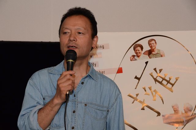 笑顔を見せる新垣隆氏　映画『抱擁』舞台あいさつフォトギャラリー（4枚目）