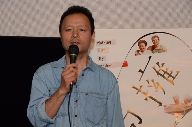 笑顔を見せる新垣隆氏　映画『抱擁』舞台あいさつフォトギャラリー（5枚目）