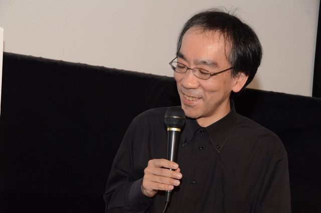 笑顔を見せる新垣隆氏　映画『抱擁』舞台あいさつフォトギャラリー（7枚目）