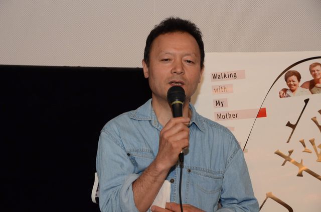 笑顔を見せる新垣隆氏　映画『抱擁』舞台あいさつフォトギャラリー（8枚目）