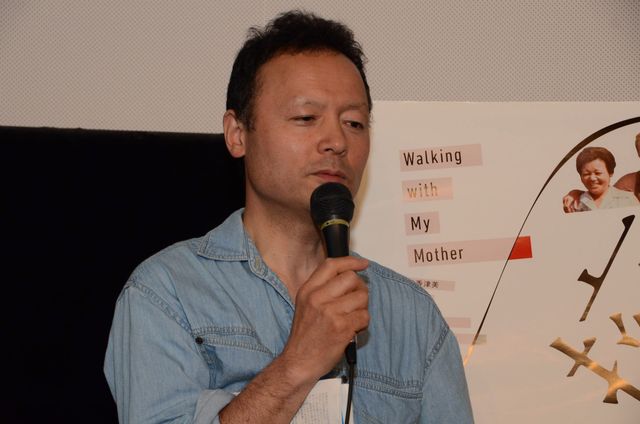 笑顔を見せる新垣隆氏　映画『抱擁』舞台あいさつフォトギャラリー（9枚目）