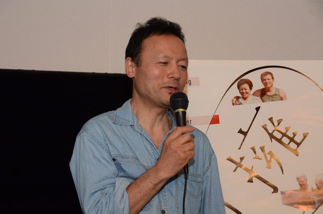 笑顔を見せる新垣隆氏　映画『抱擁』舞台あいさつフォトギャラリー（10枚目）