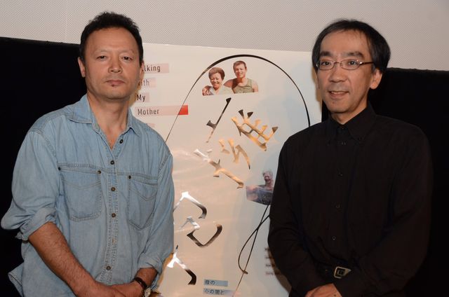 笑顔を見せる新垣隆氏　映画『抱擁』舞台あいさつフォトギャラリー（11枚目）