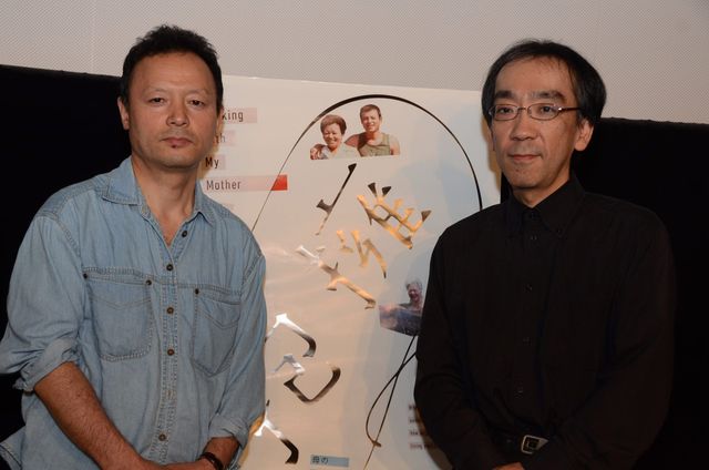 笑顔を見せる新垣隆氏　映画『抱擁』舞台あいさつフォトギャラリー（12枚目）