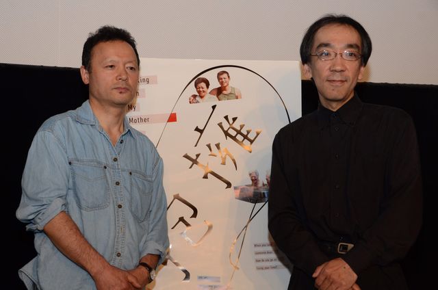 笑顔を見せる新垣隆氏　映画『抱擁』舞台あいさつフォトギャラリー（13枚目）