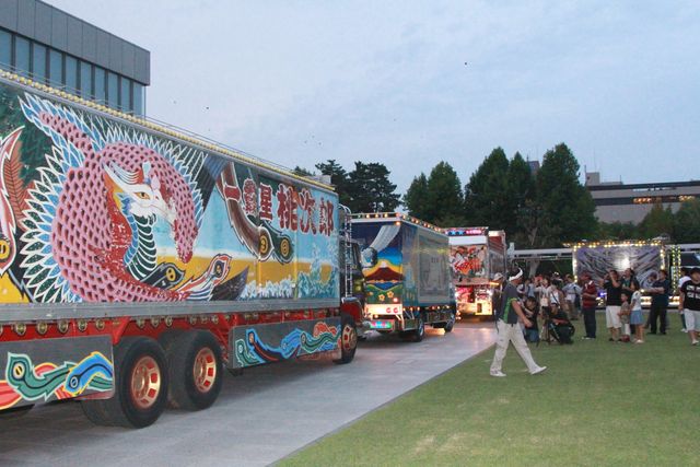 ド派手なデコトラが『トラック野郎』監督のために集結！フォトギャラリー（2枚目）