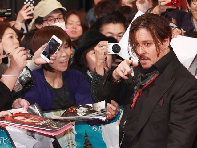 婚約者同伴のジョニー・デップが日本のファンと触れ合う！フォトギャラリー（5枚目）