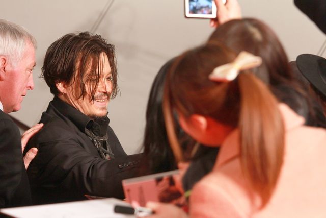 婚約者同伴のジョニー・デップが日本のファンと触れ合う！フォトギャラリー（6枚目）