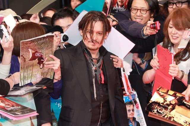 婚約者同伴のジョニー・デップが日本のファンと触れ合う！フォトギャラリー（12枚目）