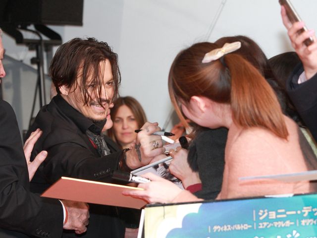 婚約者同伴のジョニー・デップが日本のファンと触れ合う！フォトギャラリー（13枚目）